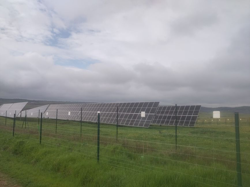 gut eingezäunte und videobewachte endlose Solar"felder"