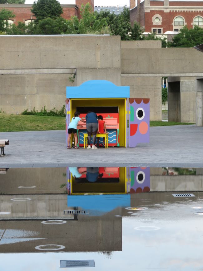 Parque infantil con piano para niños