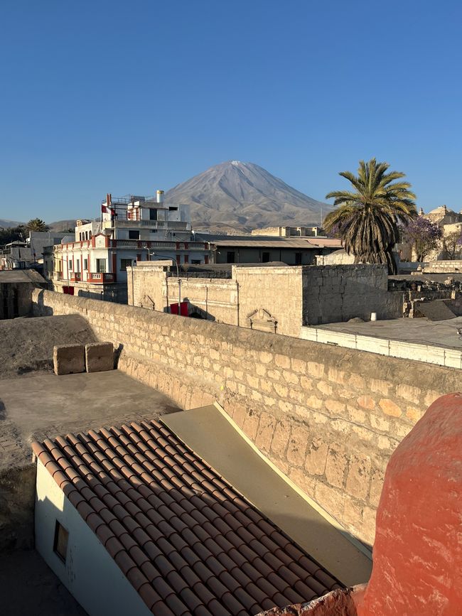 Monastère de Santa Catalina avec vue sur Misti