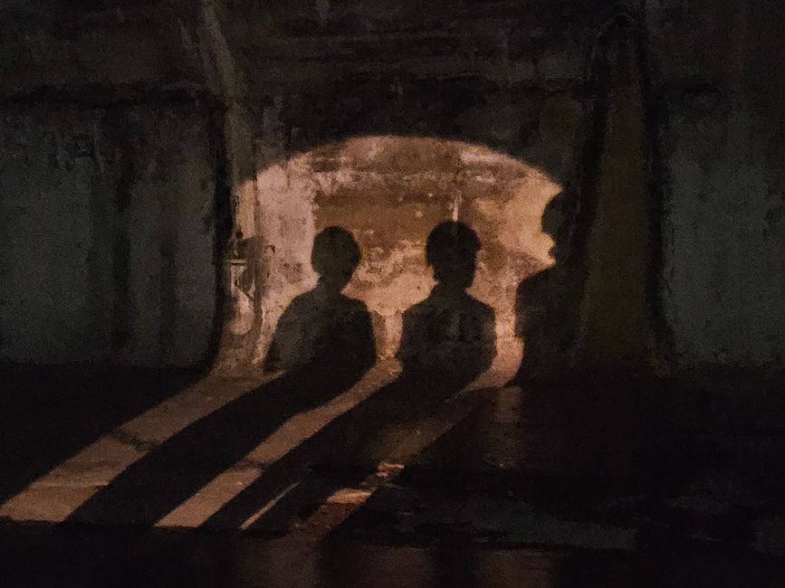 Unsere Schatten am Hauptkanal