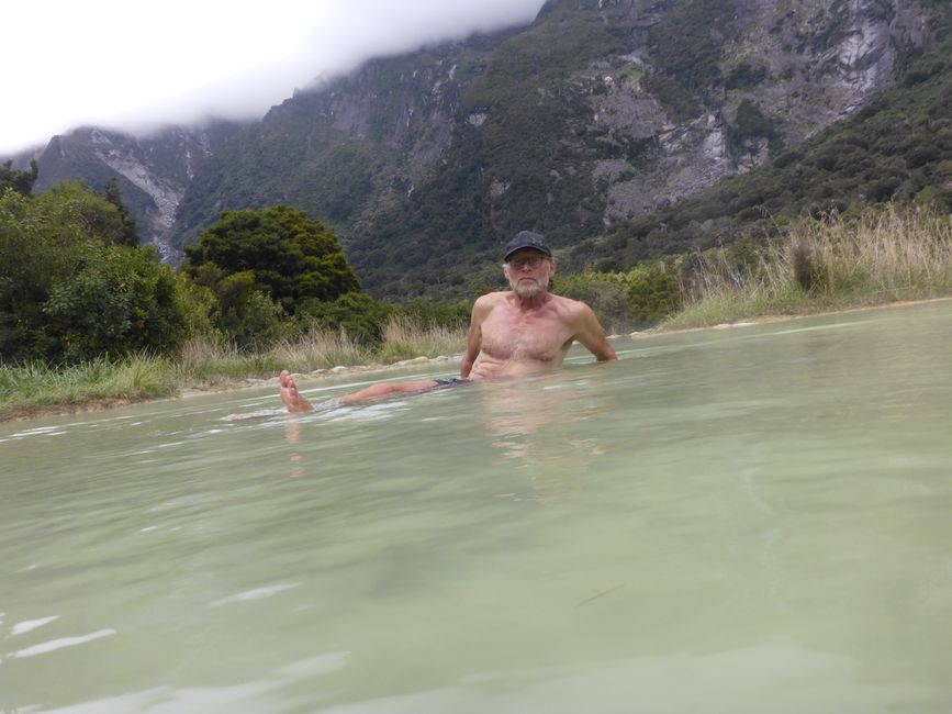 Pause déjeuner seul dans la source chaude