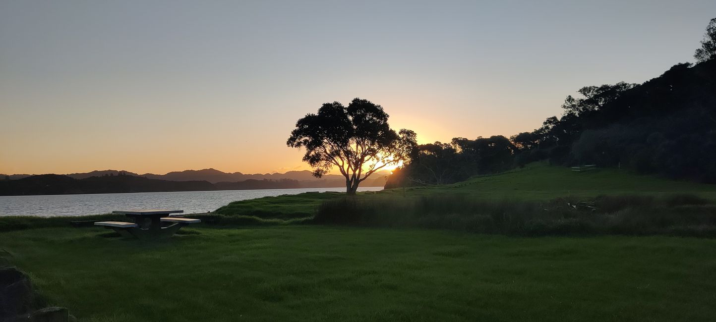 Sonnenuntergang im Whangaruru North Head Scenic Reserve