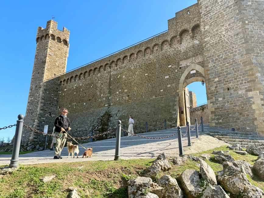 Icke lässt sich von Emmi und Pipo die Burg hinaufziehen.