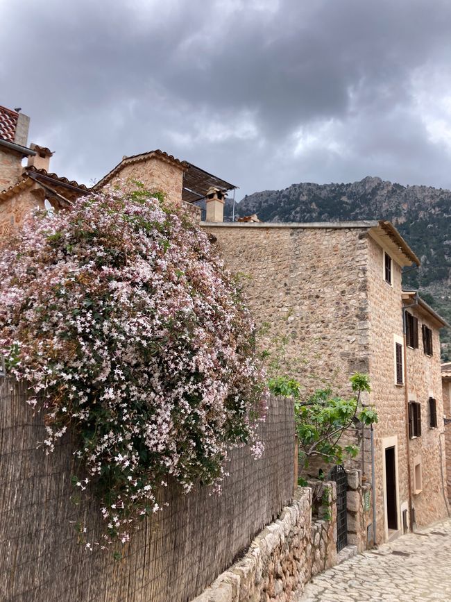 Fornalutx… heißt übersetzt, bestimmt- „steile Treppen“