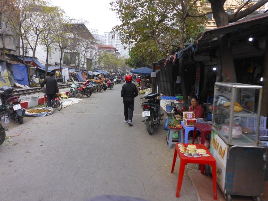 Marché le long de la voie ferrée