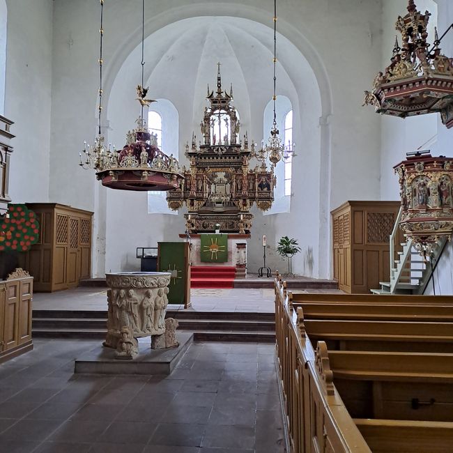 Der erste Blick in den Kirchenraum ist überwältigend: das Taufbecken, die Kanzel und der Altar