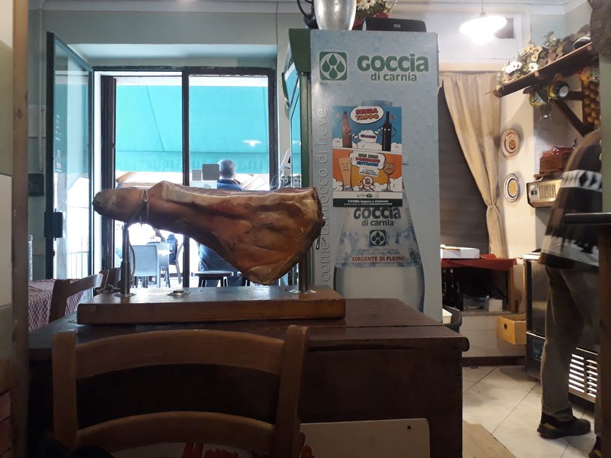Une petite trattoria sur la place du marché de Trevi avec 8 places assises
