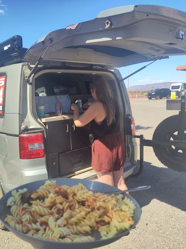 Almuerzo en la última estación de servicio antes del parque nacional