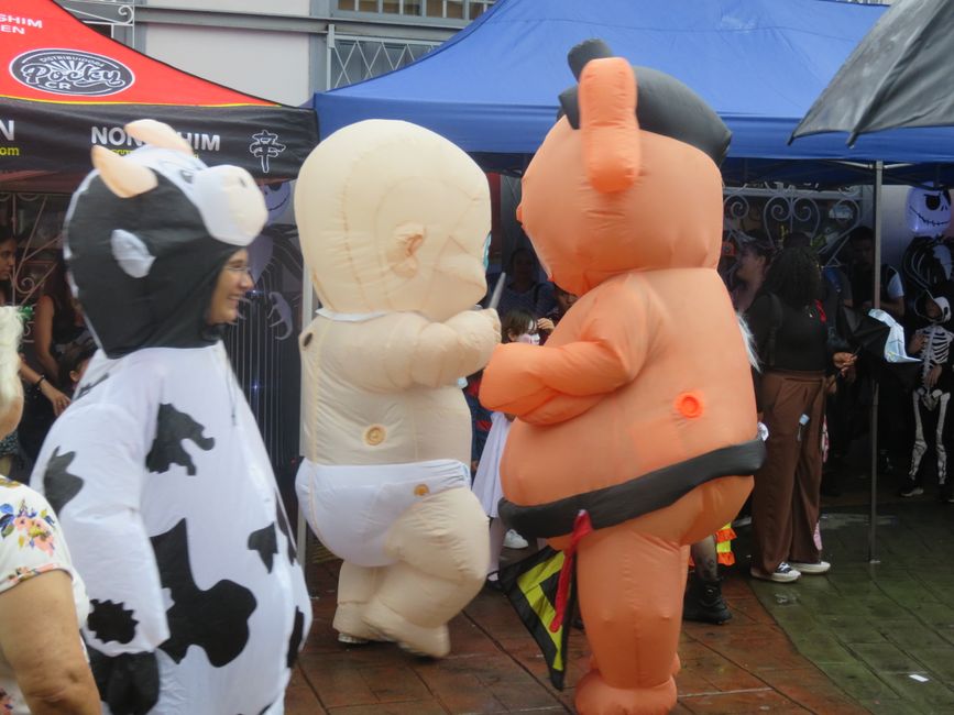 Dia de los muertos in Chinatown mit japanischem Sumo