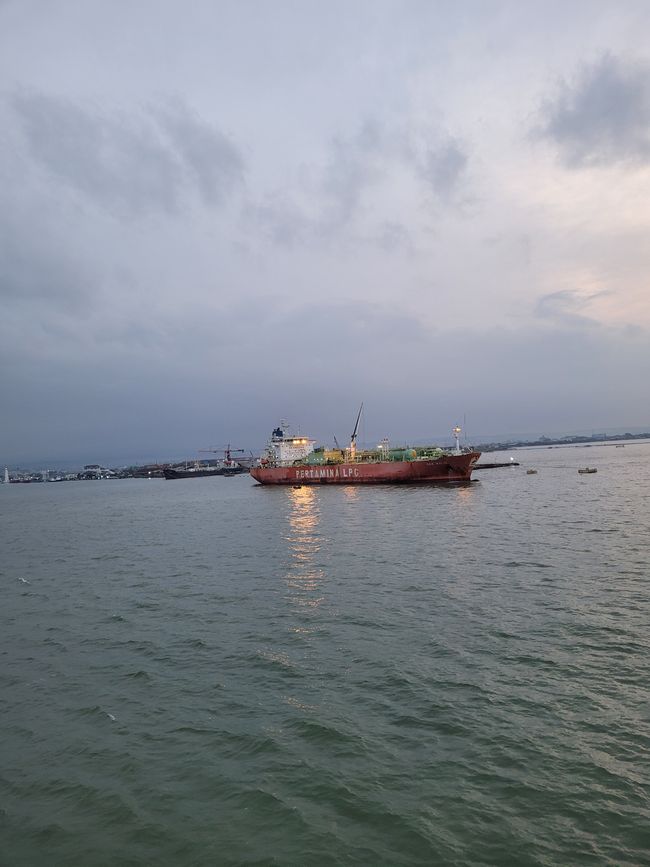 Día 114 y 115 de 175: Crucero por el mundo - Semarang/Java y día de mar