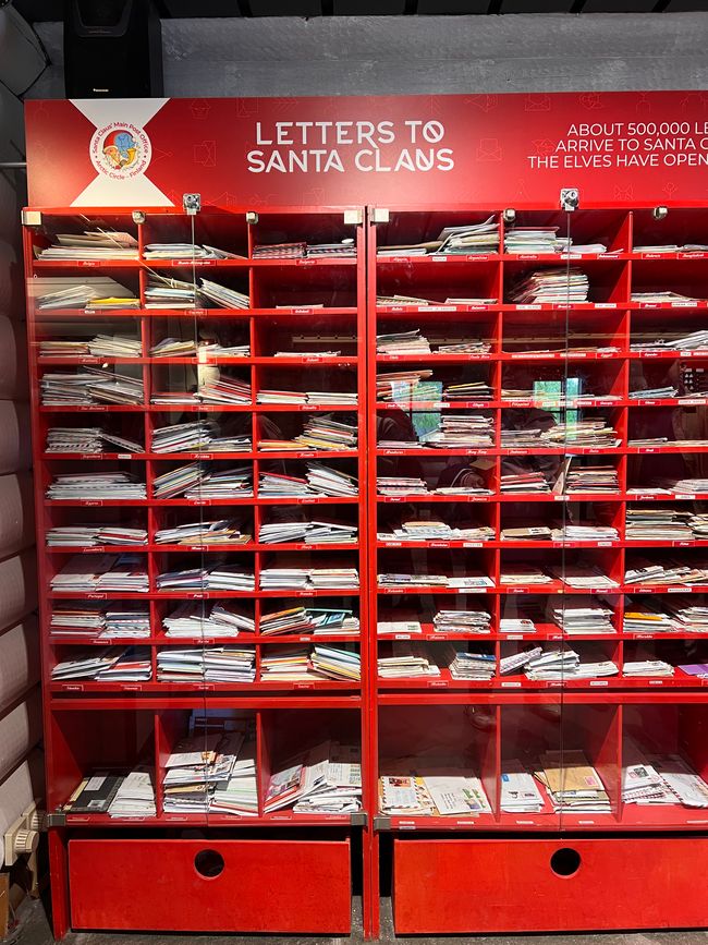at Santa Clause Village, hier kommen Wunschzettel aus aller Welt an