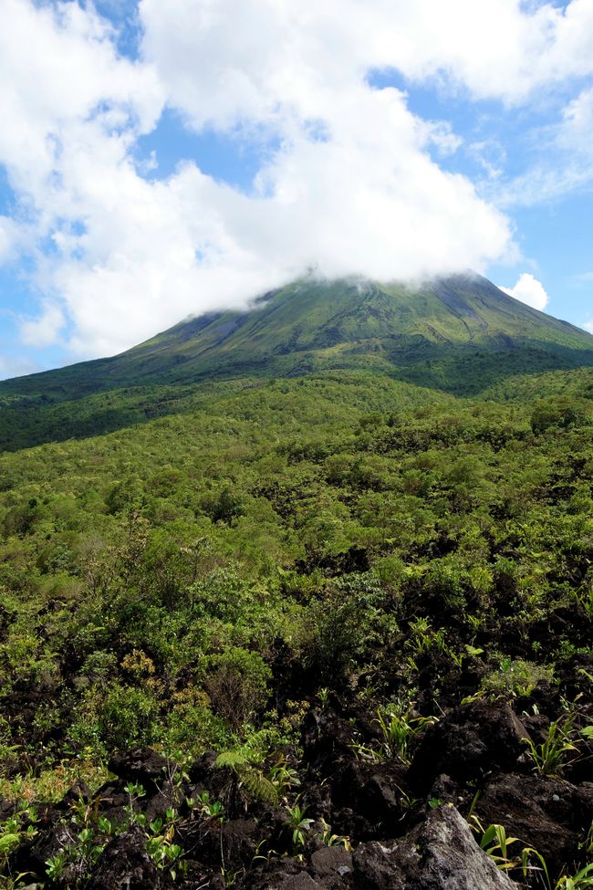 der Arenal hinter Wolken