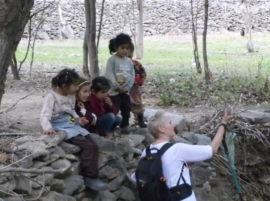 Viele kleine Kinder kommen gucken 