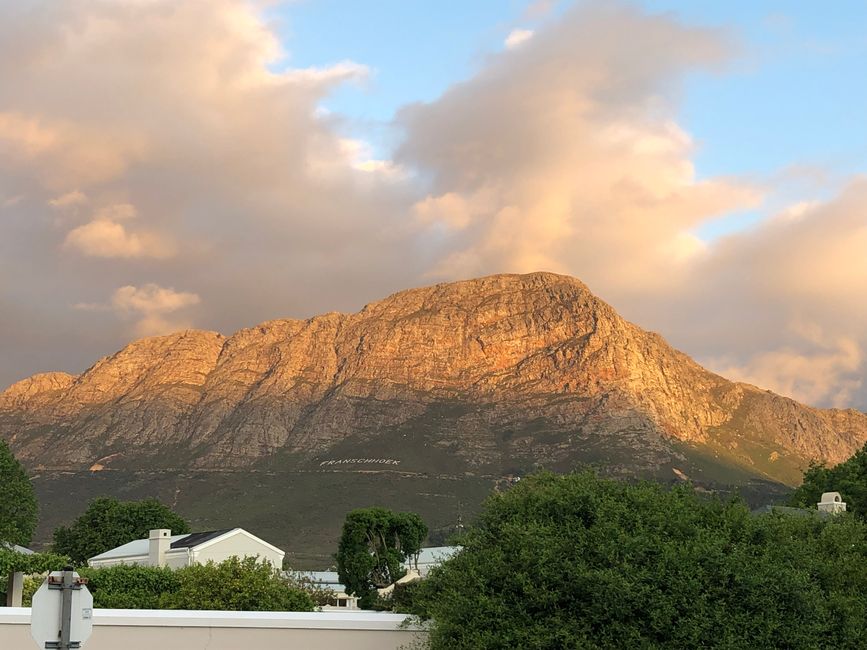 Die umliegenden Berge bei Sonnenuntergang