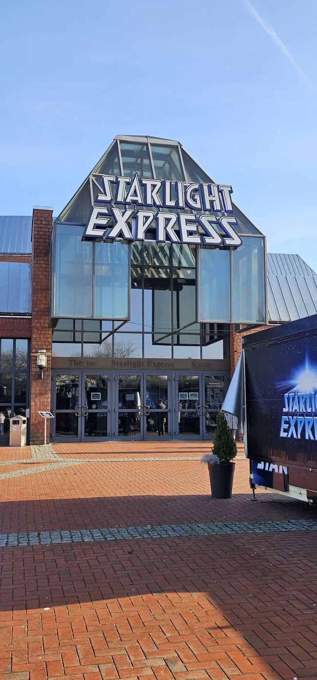 Starlight Express in Bochum - wonderful!! I had my peace in the warmed car and my owner had so much fun!! Afterwards, we had food at the beach bar by the canal (Haus Hölter in Castrop Rauxel). And my owner is as always very caring!🤩