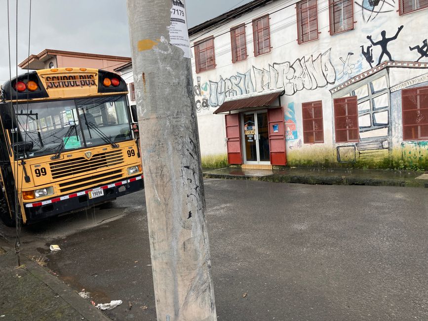 Erdbeben und sintflutartiger Regen