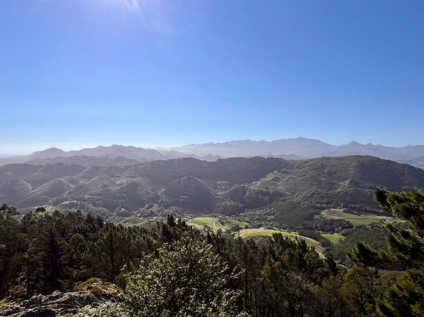 El paisaje montañoso de Asturias después de que el sol de la mañana haya ahuyentado las últimas nubes del valle.