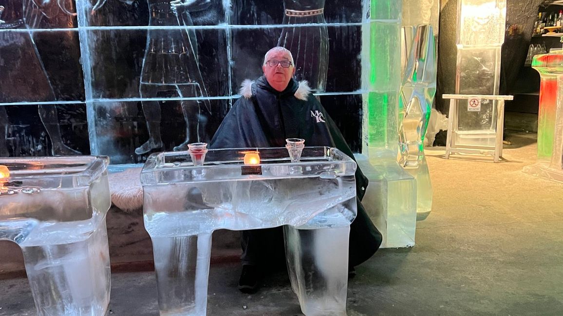 Ich mit Eisdrink, auf einer Eisbank, an einem Eistisch