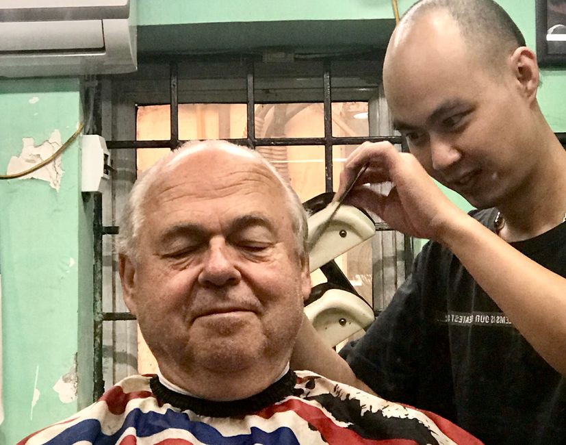 Les cheveux grisonnants sont taillés