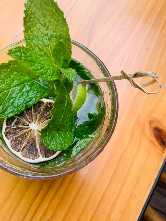 Während Dani eine Pizza verschlang, gab es für Tini bereits zu Mittag einen Mojito. 🍹