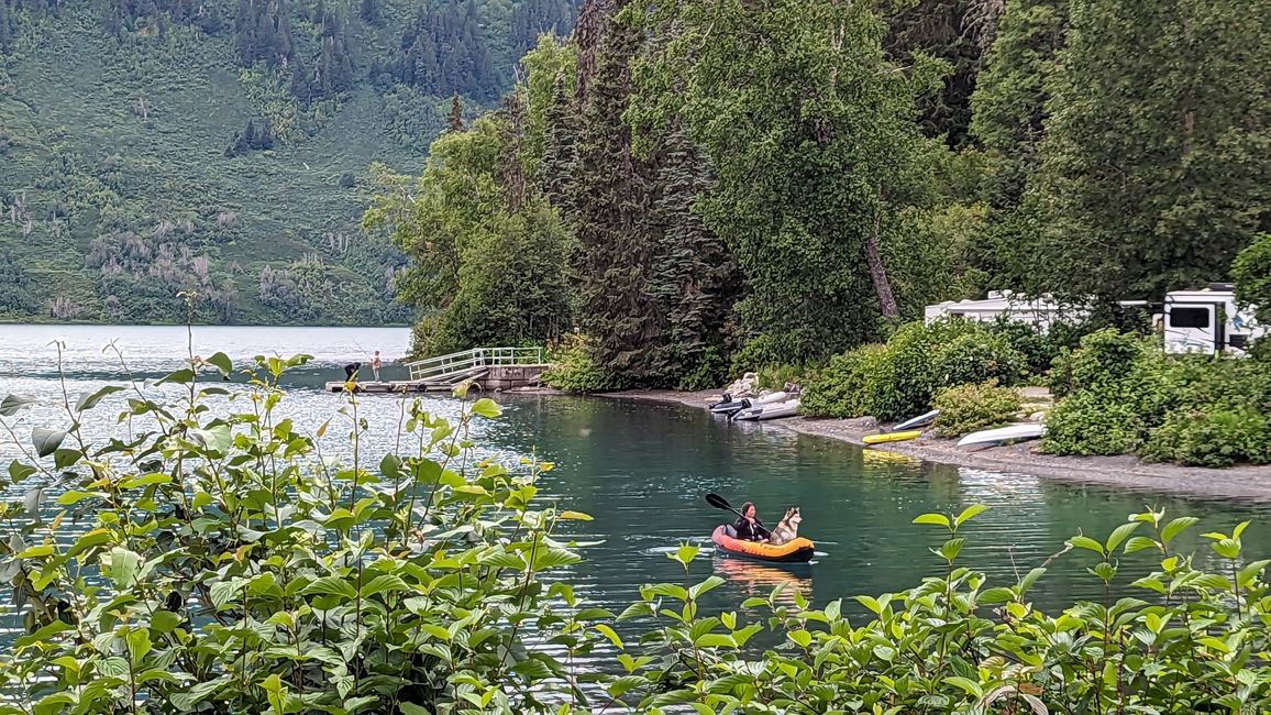 Meziadin Lake Campground, Kanu mit Hund