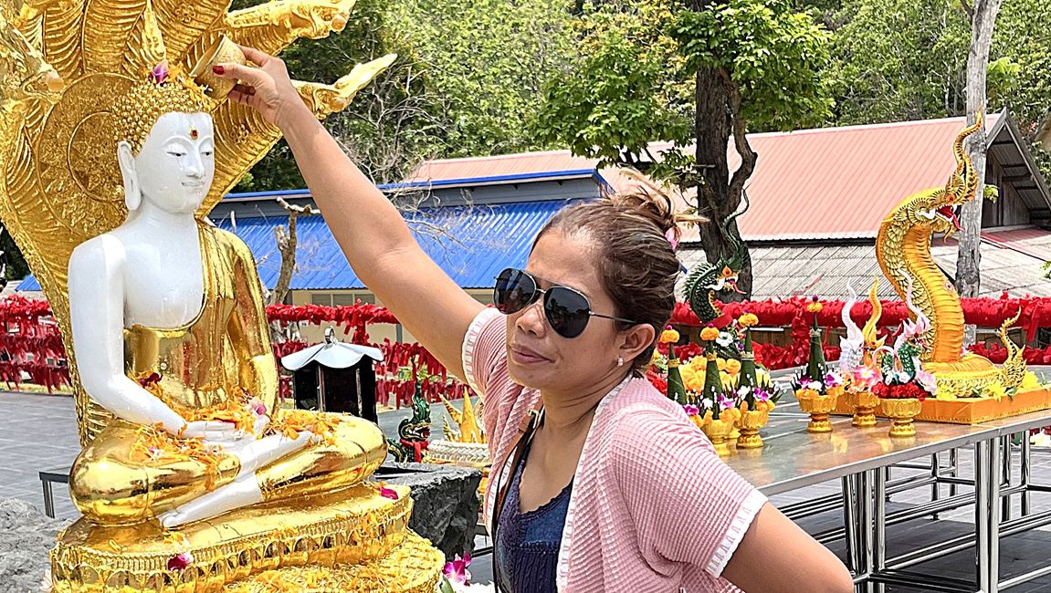 Buddha-Statue wird mit Wasser begossen