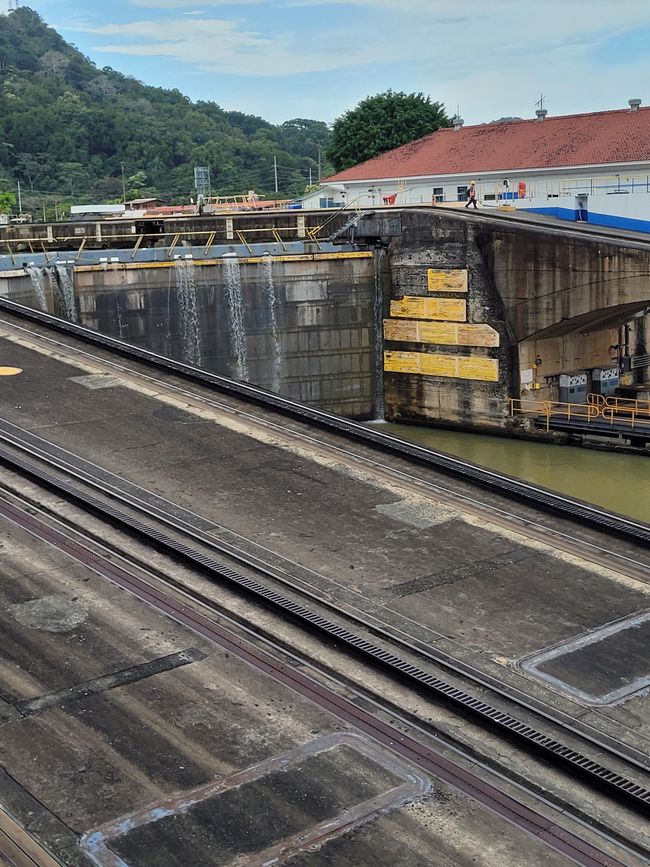 Day 41 of 175: Around the world cruise - Day passage through the Panama Canal