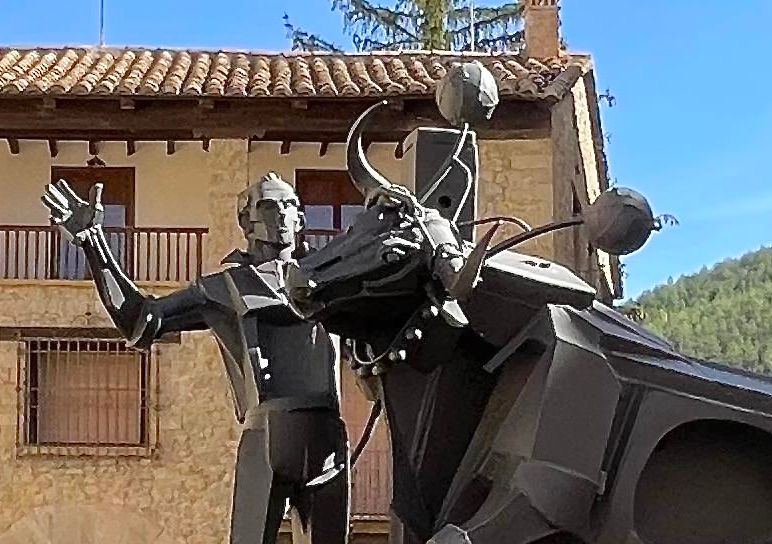 Une statue en métal témoigne de l'importance de la corrida dans cette région.