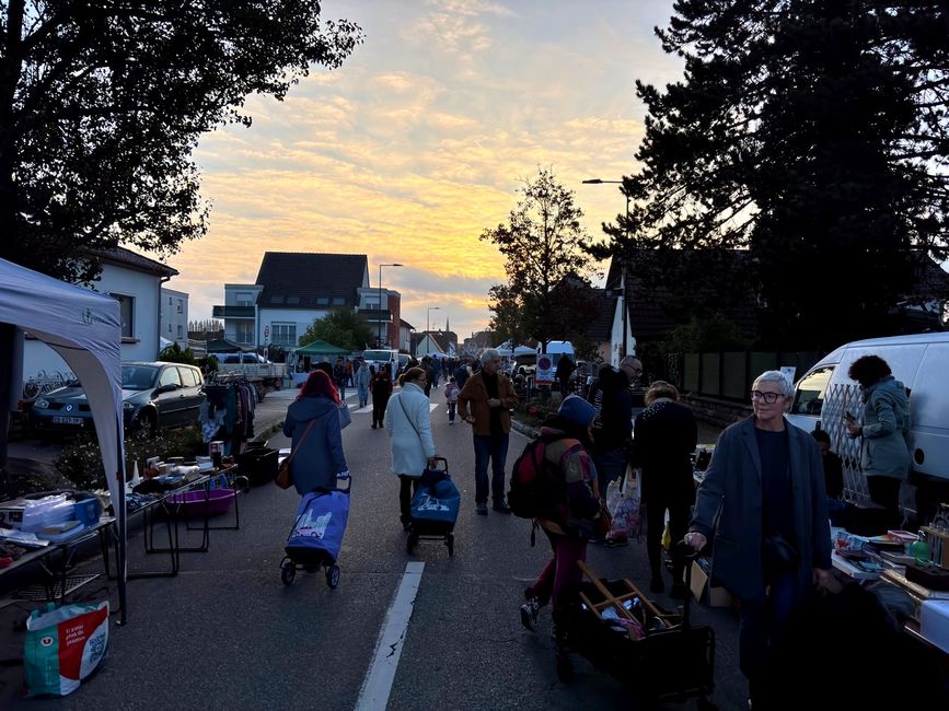 Flohmarkt bei Sonnenaufgang