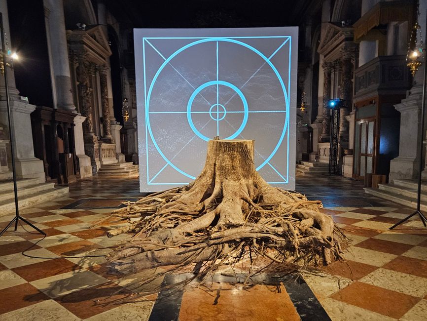 Litauische Ausstellung in einer Kirche