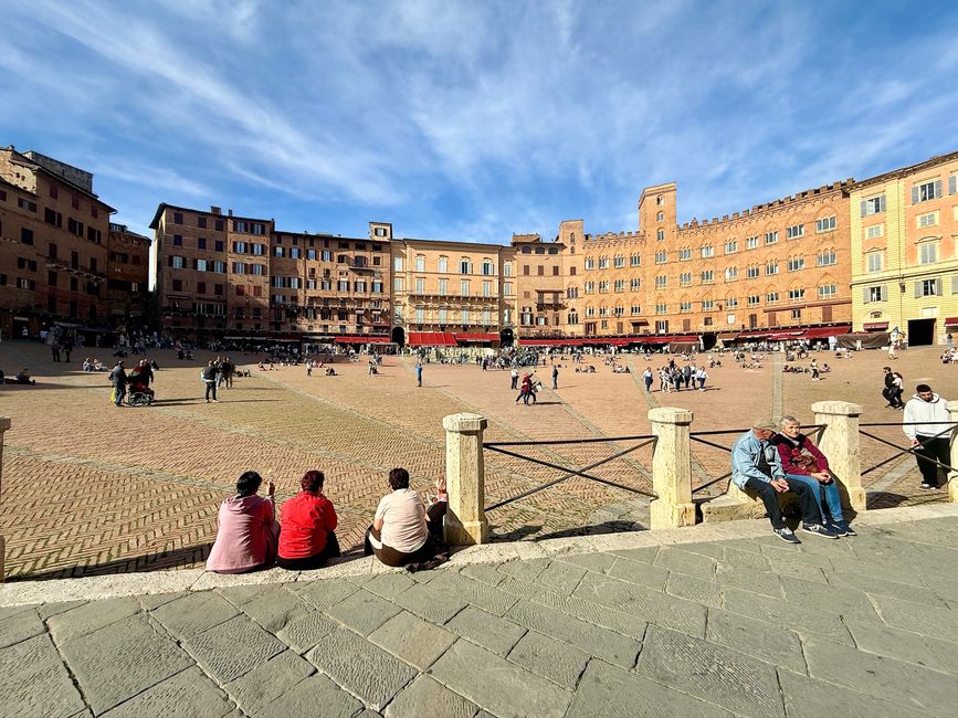 Die Muschel, auf der rund um die Uhr sich Menschen treffen, einfach auf den Steinen sitzen  und den Tag genießen. 