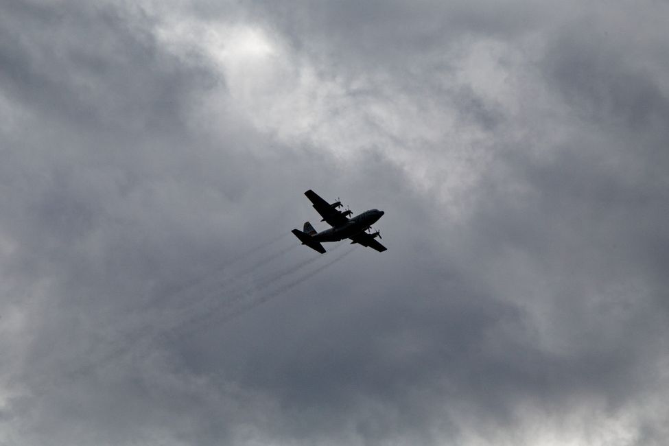 Flugzeuge und Fallschirmspringer