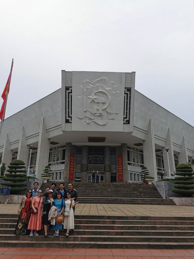 ... Ho-Chi-Minh-Museum ... mit Foto fürs Familienalbum ...