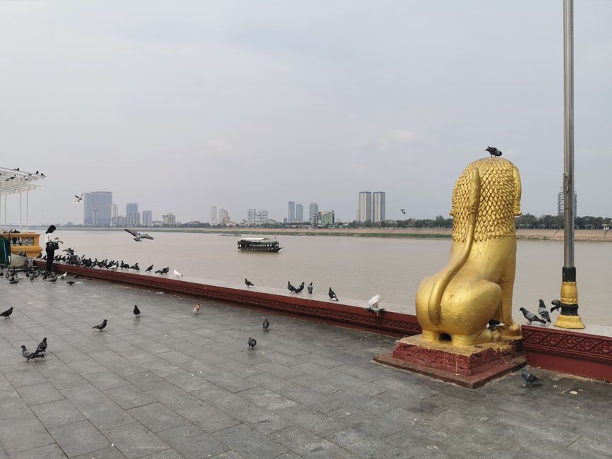 ... despite the heat, I somehow wasn't in the mood for a bath in the Mekong ...