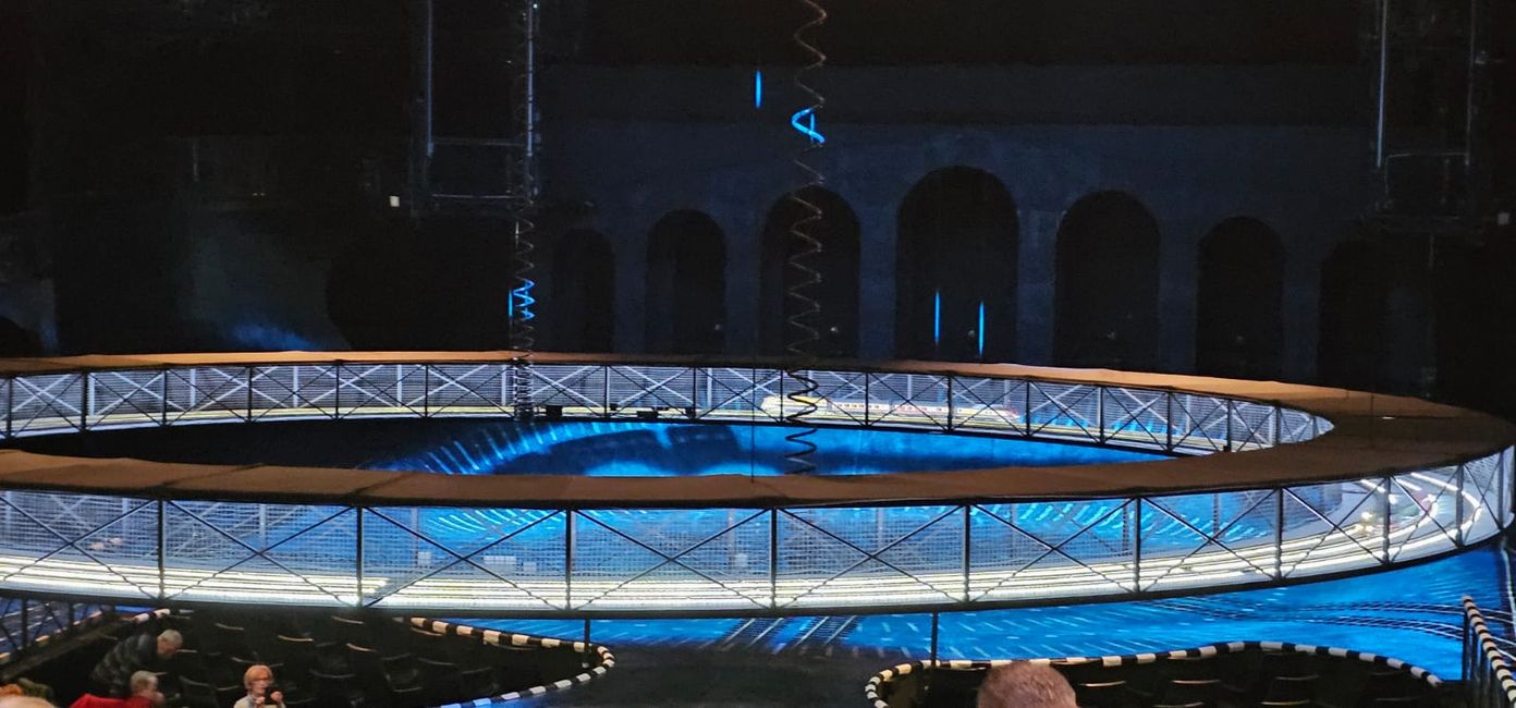 Starlight Express in Bochum - wonderful!! I had my peace in the warmed car and my owner had so much fun!! Afterwards, we had food at the beach bar by the canal (Haus Hölter in Castrop Rauxel). And my owner is as always very caring!🤩
