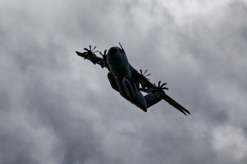 Flugzeuge und Fallschirmspringer