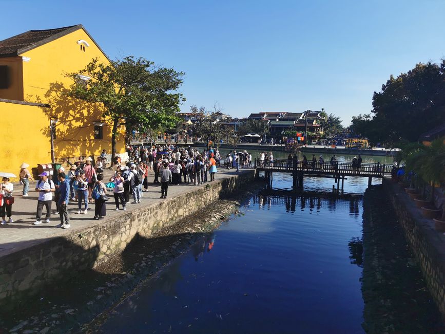 ... E vista dal Ponte Giapponese sui canali del centro storico...