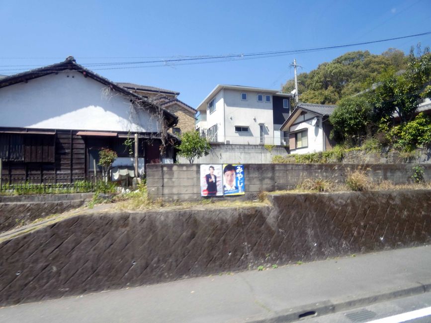 Es hängen noch viele Plakate vom Wahlkampf, den die Premierministerin Takaichi mit einem Erdrutschsieg gewonnen hat.