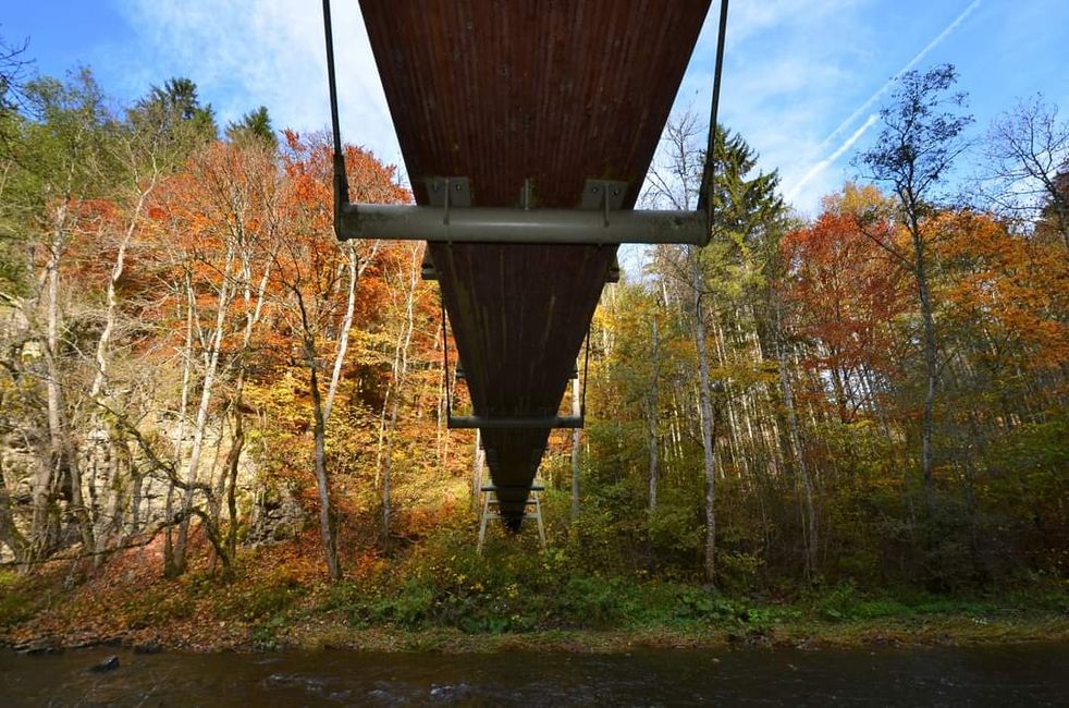 Senderismo de otoño en el Wutachschlucht: rojo, amarillo, naranja... ¡y tú en medio!