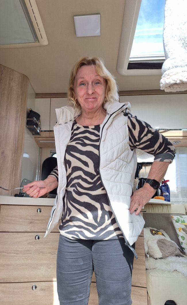 Rita bereitet Mittagessen zu