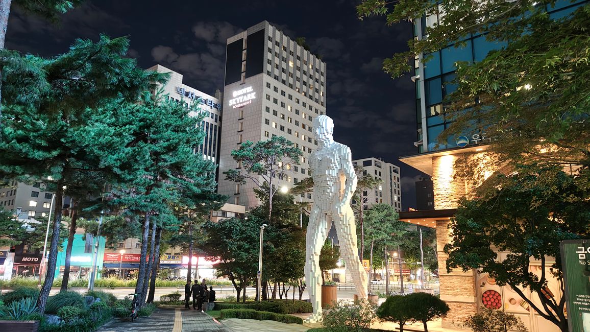 Großer Mann vor unserem Hotel in Seoul