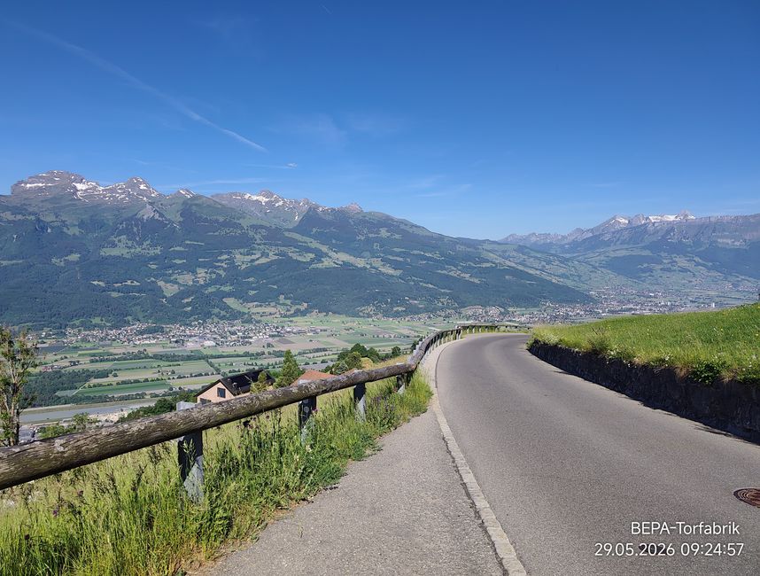Liechtenstein - was für Aussichten und Berge🐶😃