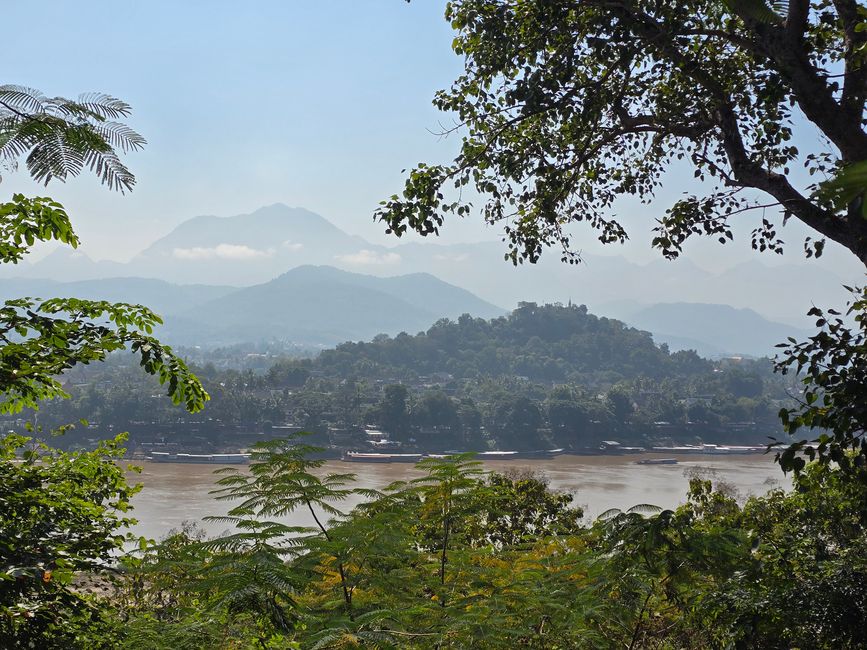 Une journée au bord de la rivière et les petits temples de l'autre côté de la rivière