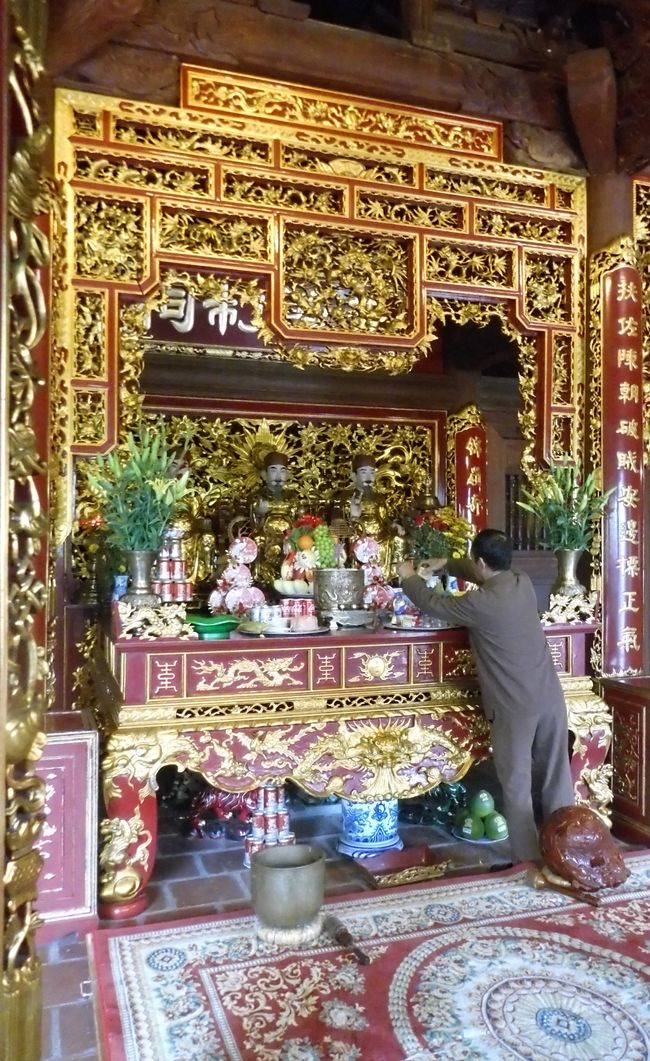 Le candele vengono raccolte nel tempio di Cua Ong