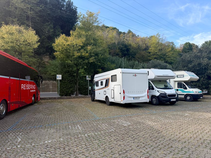 Unser Stellplatz. Links von uns parken 30, 40 große Reisebusse.