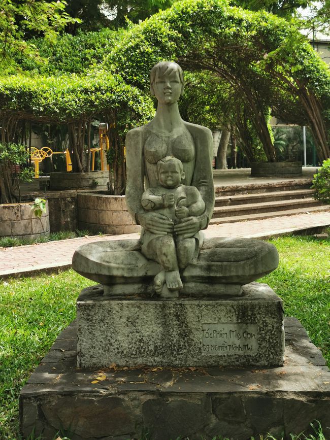 ... y un monumento a Gandhi ...