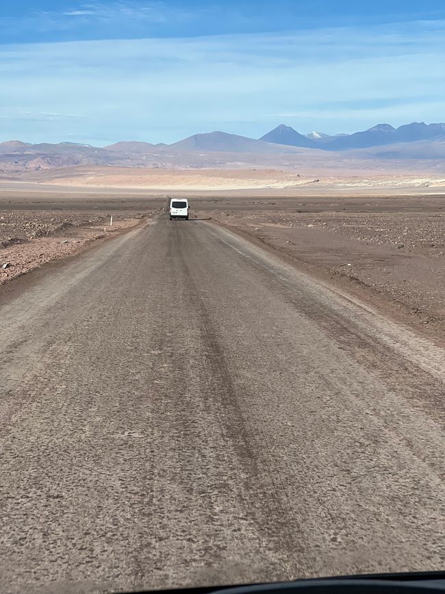 Die Autopiste zur und von der Salzlagune - im Hintergrund die 5 und 6 Tausender im Osten. Gut zu sehen auch der vereinzelte Schnee auf den Gipfeln