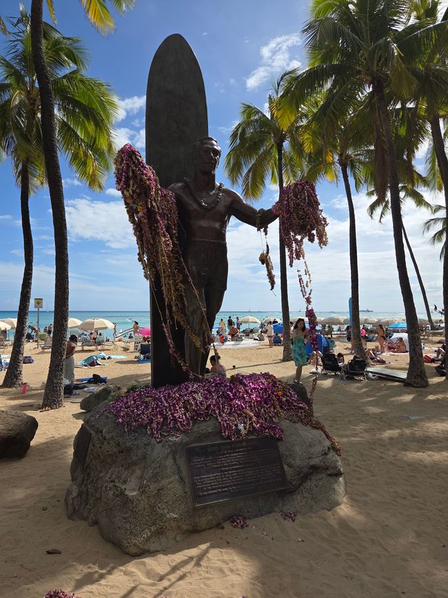 Statue célèbre à la plage de Waikiki pour les surfeurs