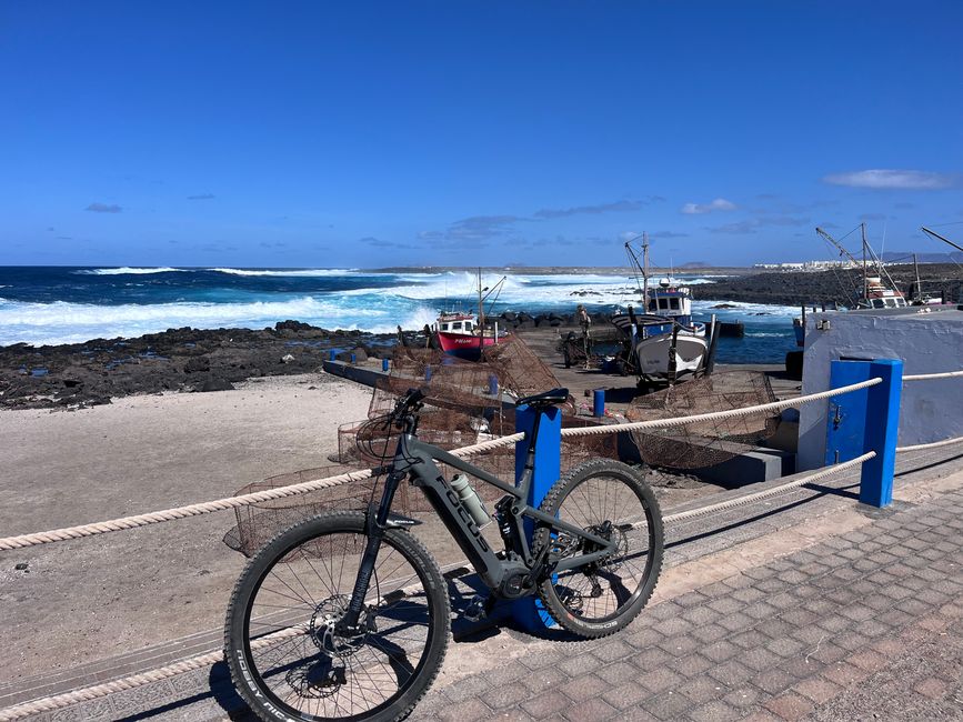 Playa Honda también se dice que es bueno para el wingfoil - hoy el viento sopla en dirección opuesta hacia Marruecos
