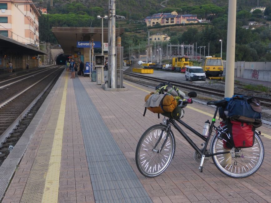 Um 7h auf dem Bahnhof von Levanto 